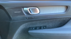 Volvo XC40 2.0 B4P Ultra Dark 5dr Auto Petrol Estate